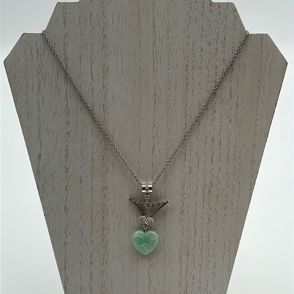 2026- Bird Holding A Natural Stone Heart Handmade Necklace NWT - Picture 2 of 7